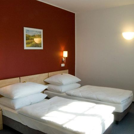 Hotel Chvalska Tvrz Прага Экстерьер фото