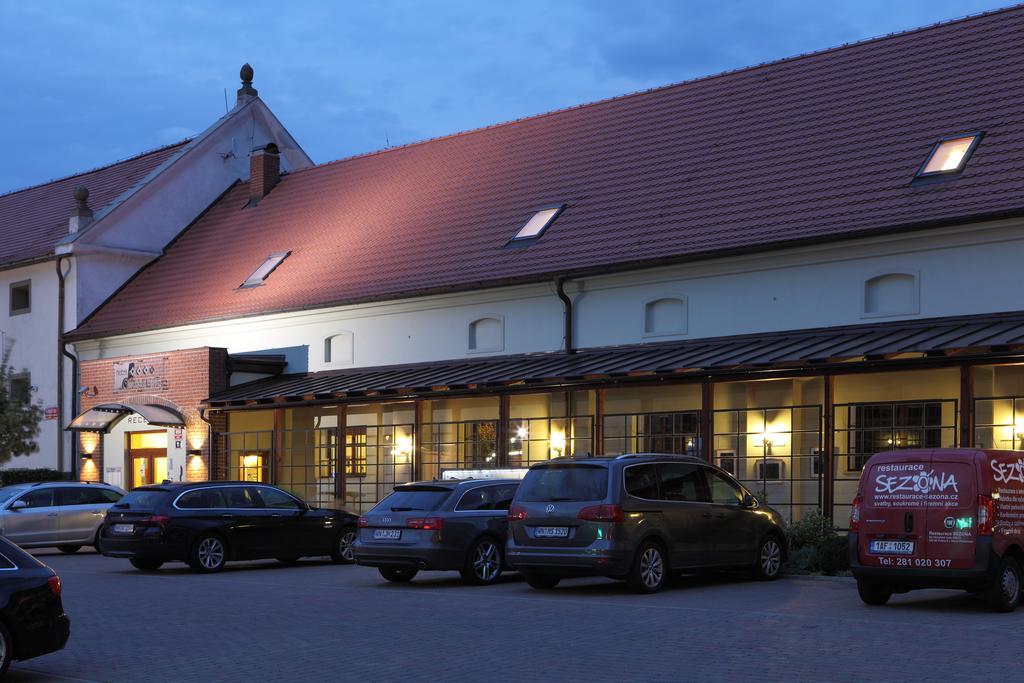 Hotel Chvalska Tvrz Прага Экстерьер фото