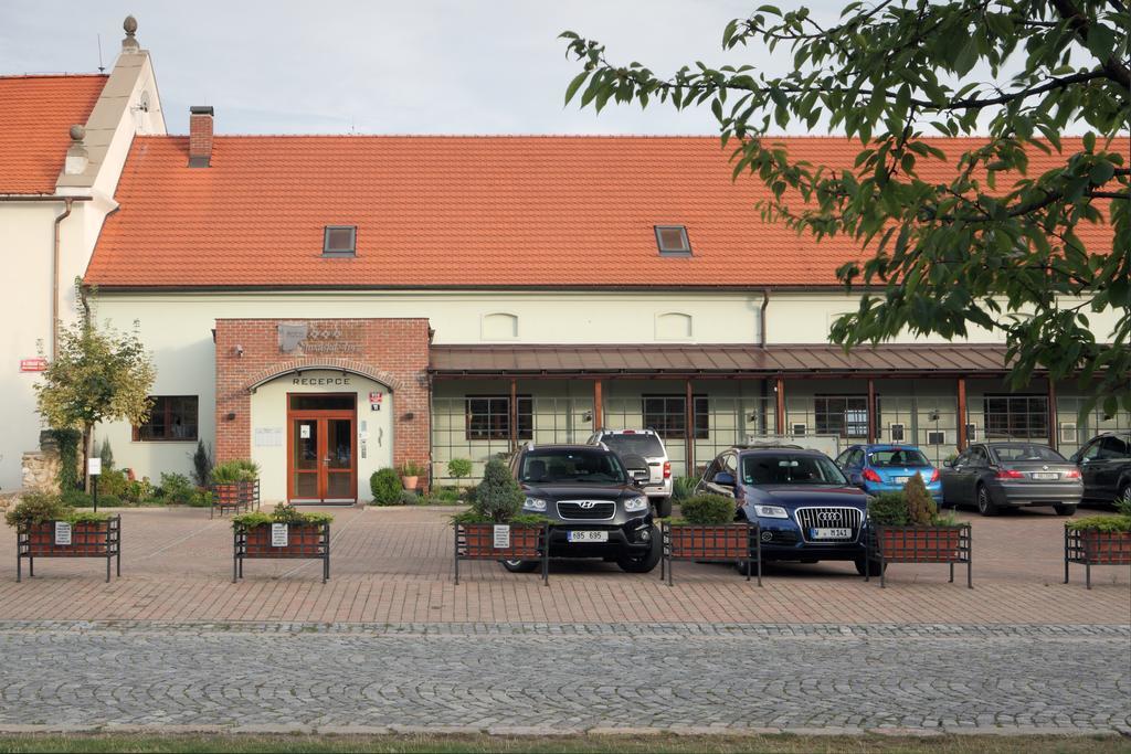 Hotel Chvalska Tvrz Прага Экстерьер фото