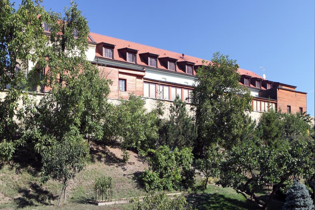 Hotel Chvalska Tvrz Прага Экстерьер фото