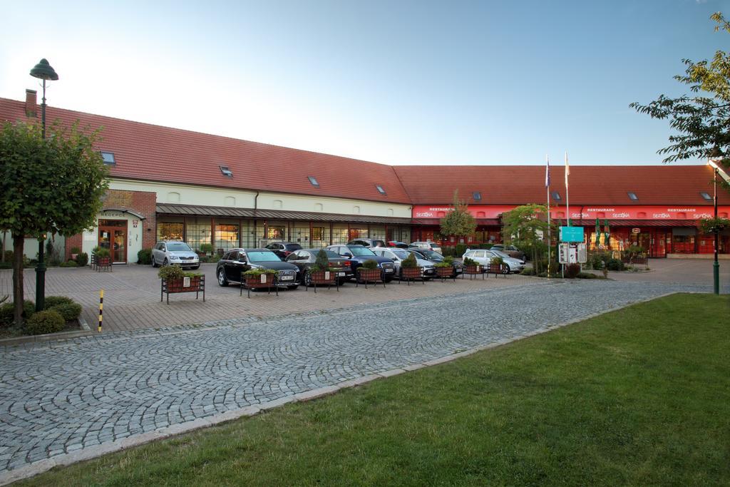 Hotel Chvalska Tvrz Прага Экстерьер фото
