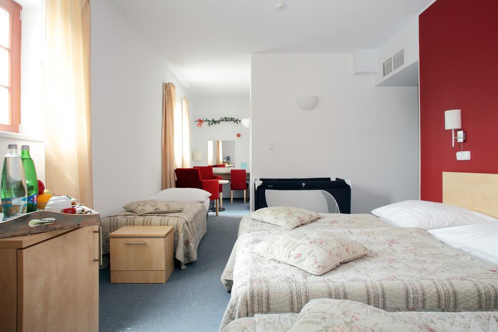 Hotel Chvalska Tvrz Прага Экстерьер фото