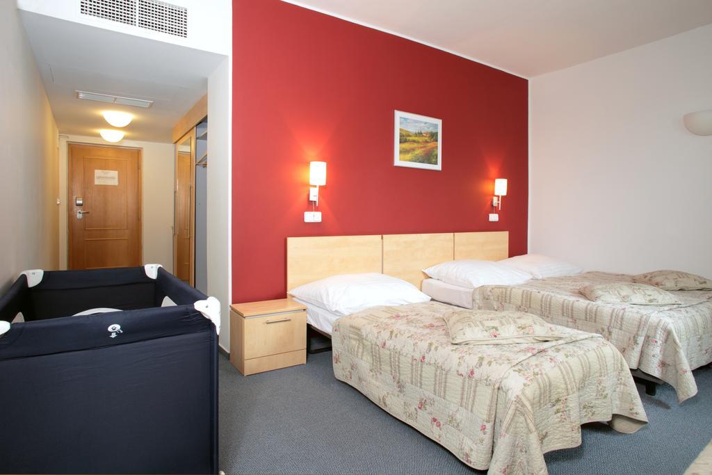 Hotel Chvalska Tvrz Прага Экстерьер фото