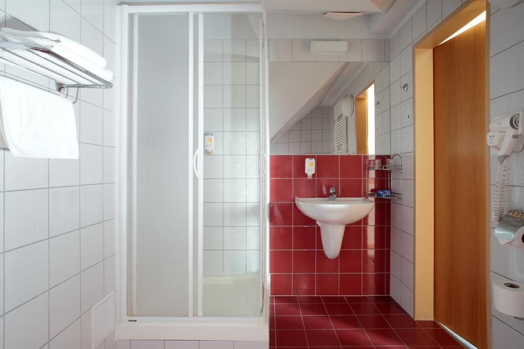 Hotel Chvalska Tvrz Прага Экстерьер фото