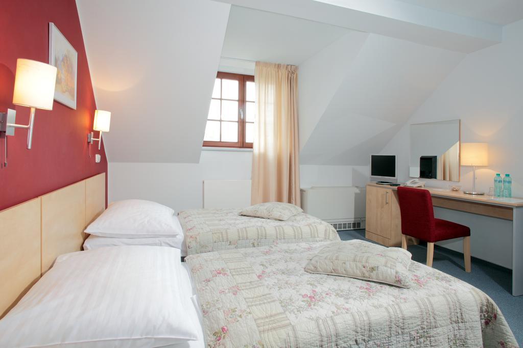 Hotel Chvalska Tvrz Прага Экстерьер фото