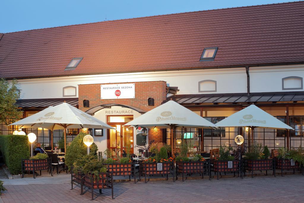 Hotel Chvalska Tvrz Прага Экстерьер фото