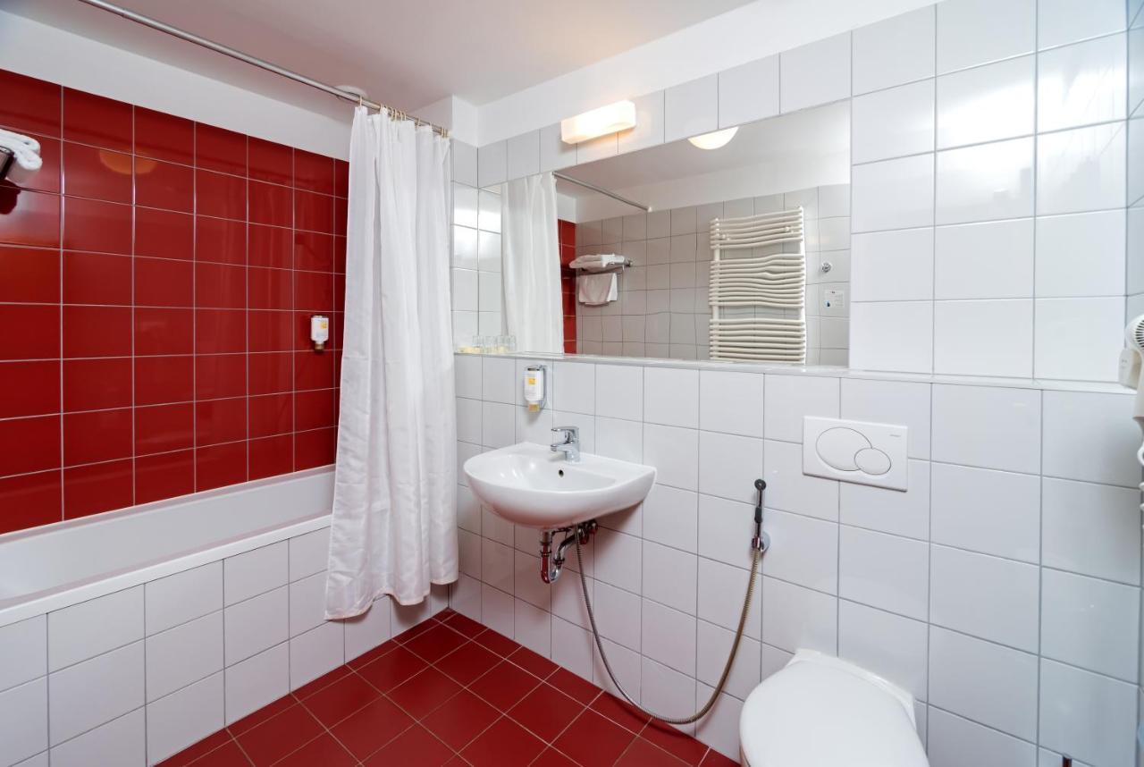 Hotel Chvalska Tvrz Прага Экстерьер фото