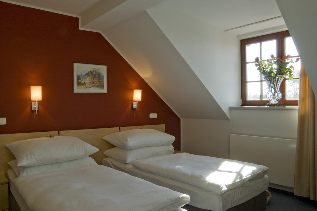 Hotel Chvalska Tvrz Прага Экстерьер фото