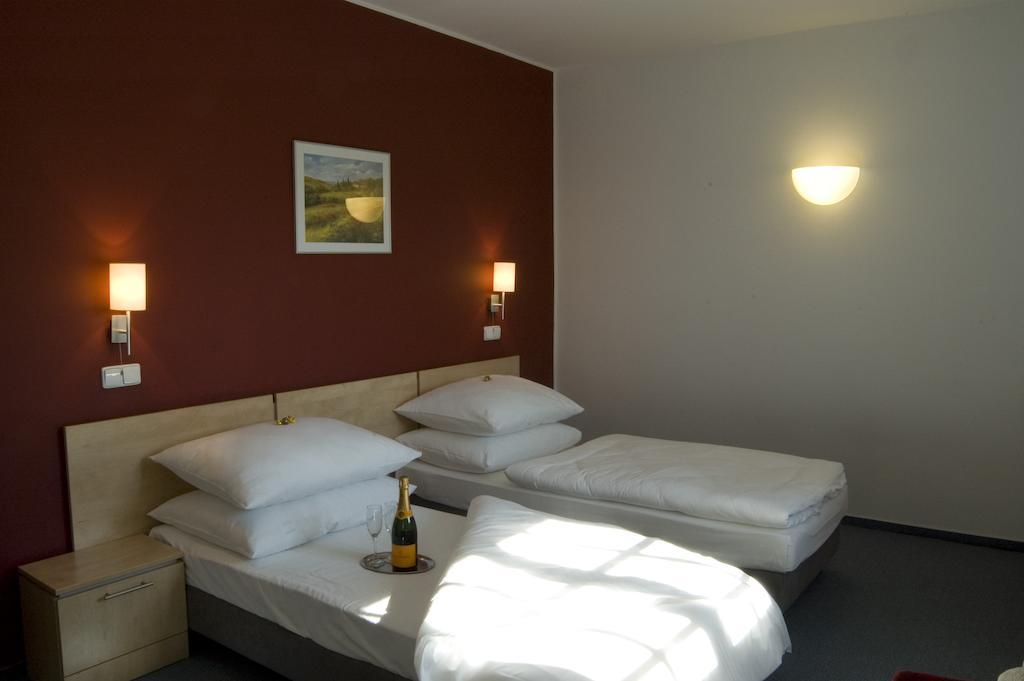 Hotel Chvalska Tvrz Прага Номер фото